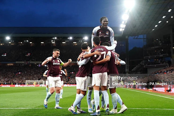 Aston Villa chơi thăng hoa