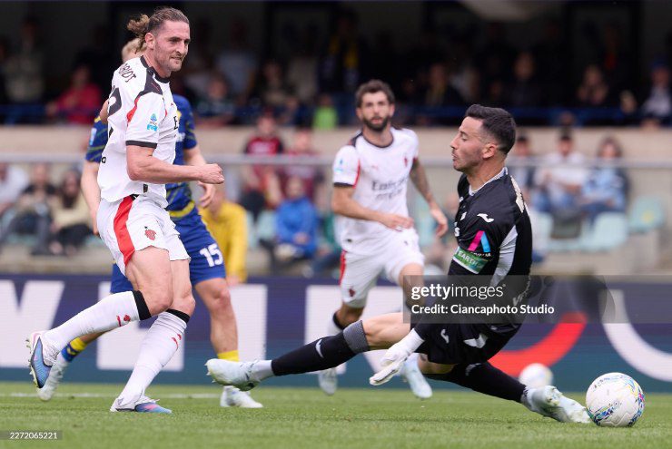 AC Milan (áo trắng) giành chiến thắng nghẹt thở