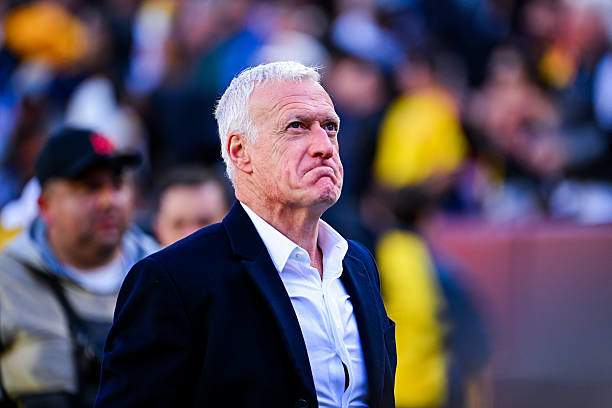 HLV Didier Deschamps được xem là phương án B nếu Real Madrid không đưa về Mourinho