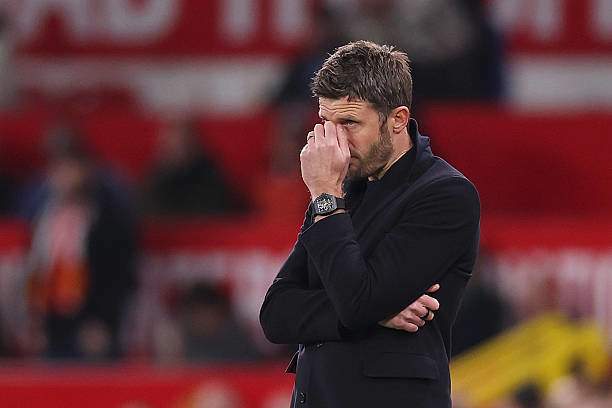 Carrick đang phải "nát óc" tính toán cho vị trí trung vệ trước trận gặp Chelsea