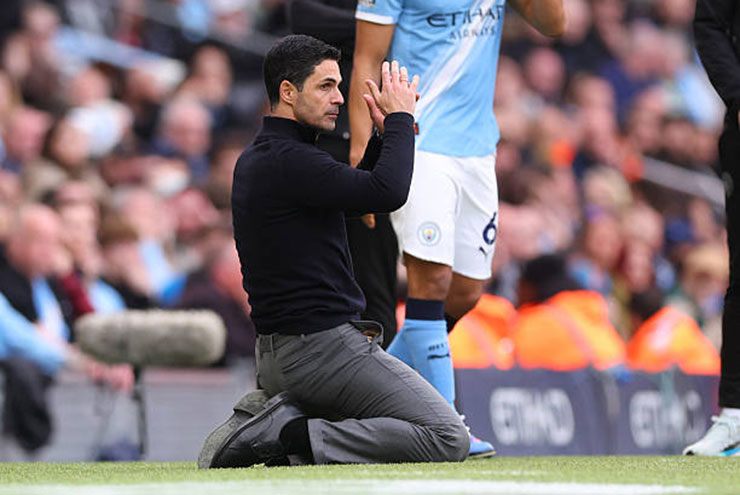 Arteta và các cầu thủ Arsenal đã mất đi lợi thế trong cuộc đua vô địch Premier League