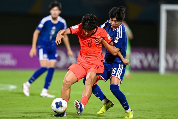 U17 Trung Quốc vất vả trong hiệp một