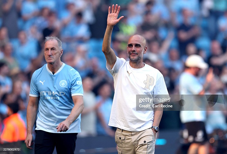Pep xúc động trong ngày chia tay Man City sau một thập kỷ