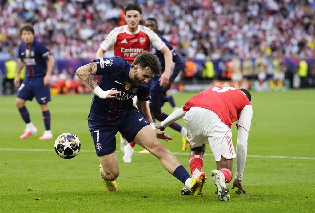 Arsenal phòng thủ "kiến không qua lọt", PSG bỗng hưởng lợi từ sai lầm penalty - 2