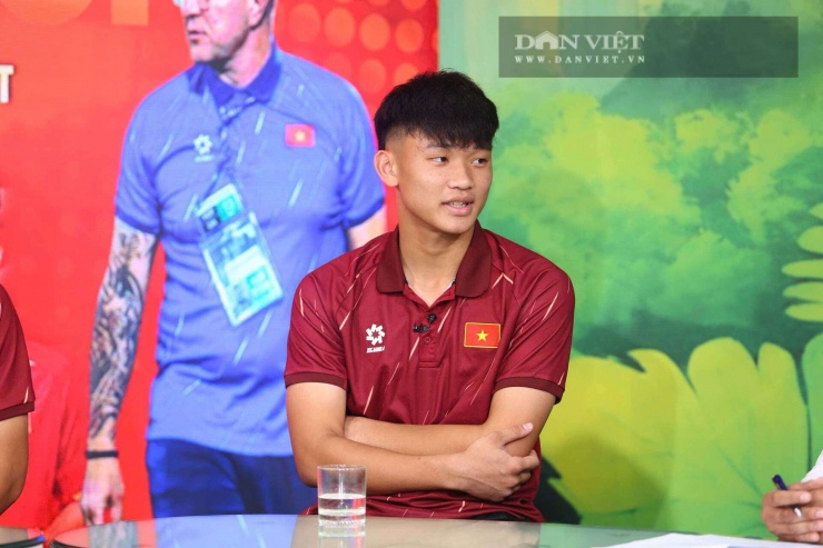 Trung vệ Trần Hoàng Việt