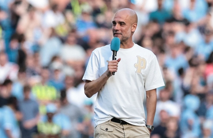 Pep Guardiola nói lời chia tay Man City - Ảnh: MCFC