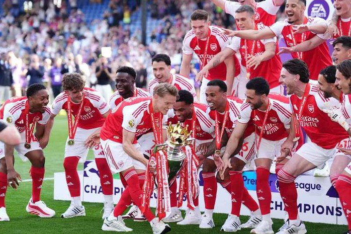 Không khí lễ đăng quang của Arsenal tại Selhurst Park sau trận thắng Crystal Palace 2-1 ở vòng 38 Ngoại hạng Anh