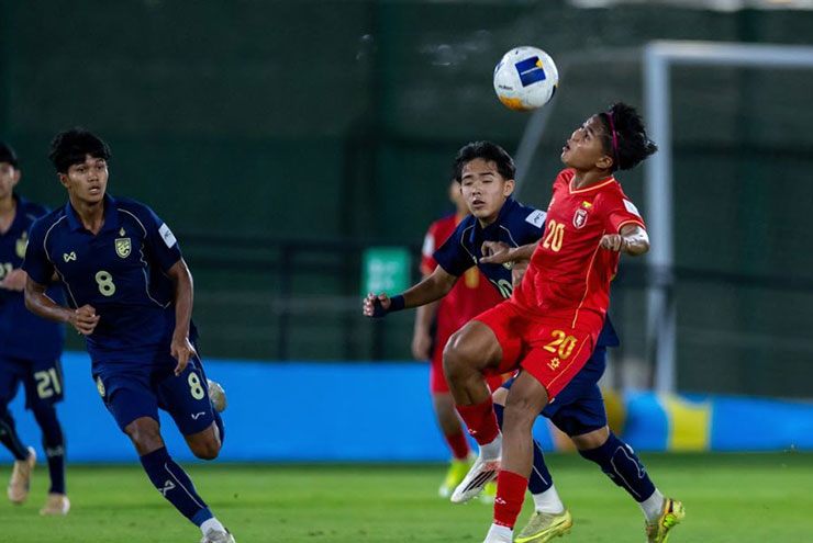 U17 Myanmar (áo đỏ) tạo ra bất ngờ khi dẫn 2-0 chỉ sau nửa đầu hiệp 1