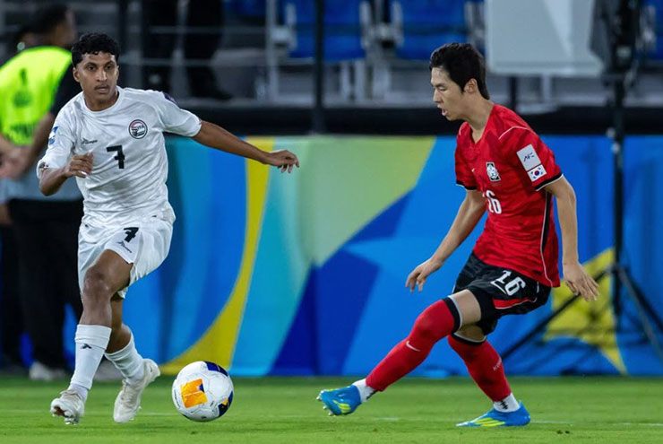 U17 Hàn Quốc (áo đỏ) có nhiều cơ hội ghi bàn nhưng phung phí