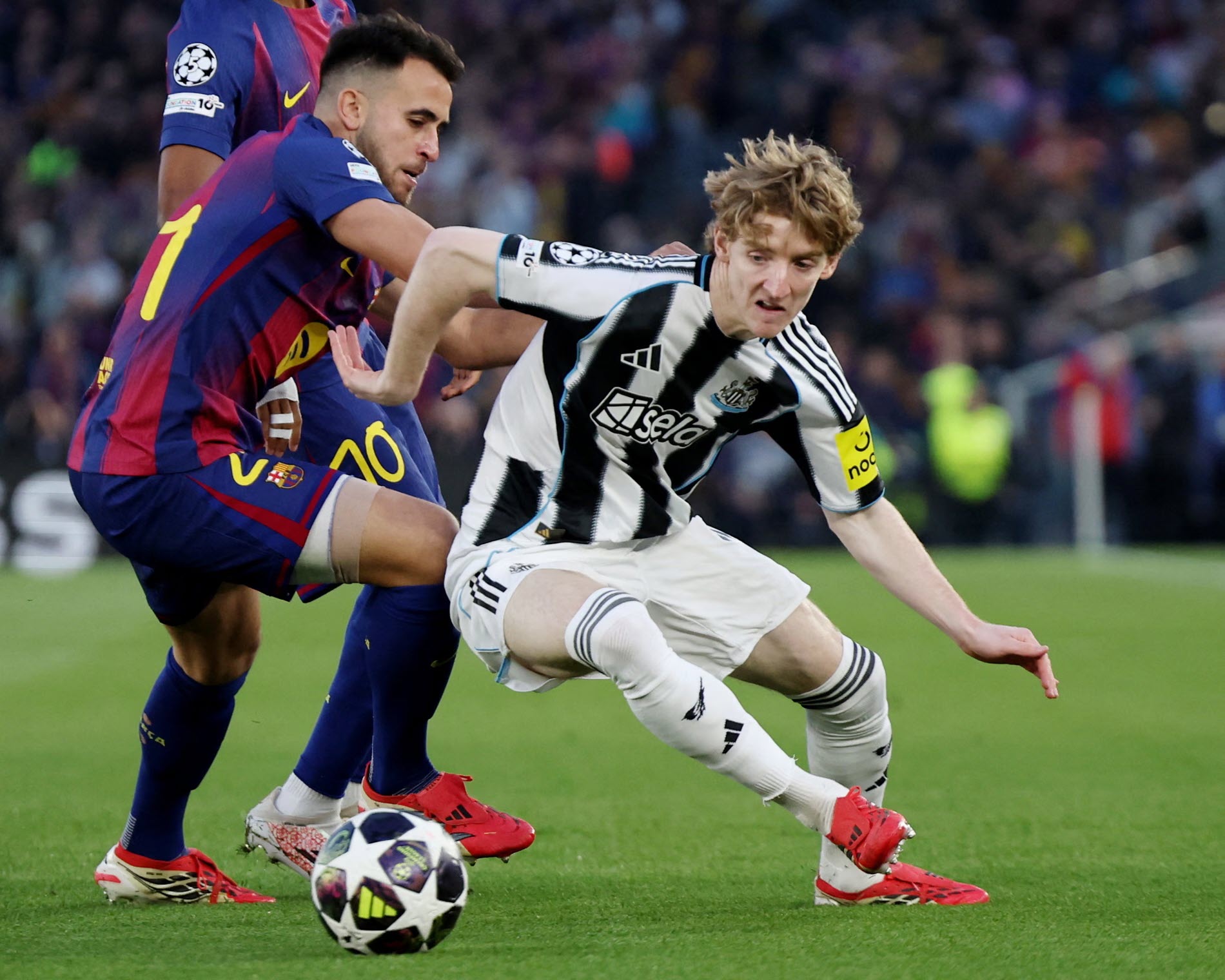 Barca chi tiền tấn mua Gordon một cách rất mau lẹ
