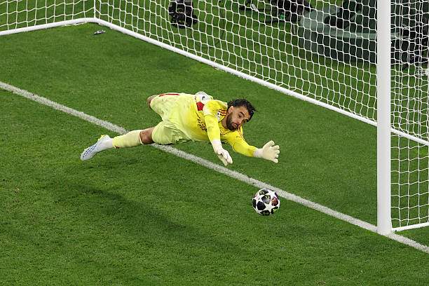 David Raya xoá bỏ lợi thế của PSG trong loạt luân lưu với pha cản phá Nuno Mendes