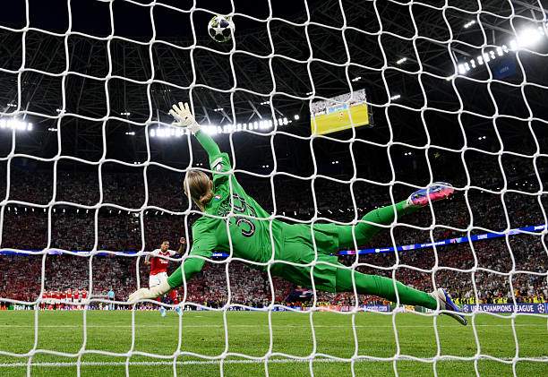 Gabriel đá vọt xà ngang ở lượt sút thứ 5 của Arsenal, khiến PSG bảo vệ thành công chức vô địch Cúp C1