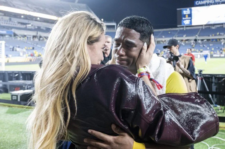 Theo truyền thông Brazil, “hợp đồng tình yêu” giữa hai người&nbsp;có điều khoản yêu cầu Endrick phải nói “Anh yêu em” với Gabriely trong mọi hoàn cảnh
