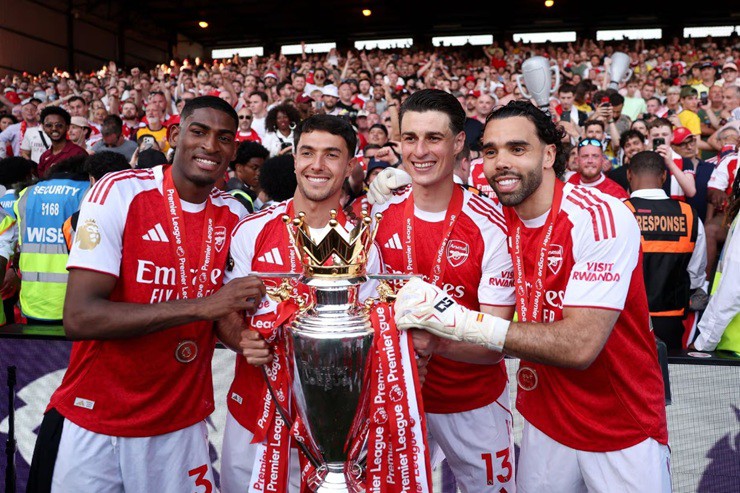 Bộ tứ Tây Ban Nha Cristhian Mosquera, Martin Zubimendi, Kepa Arrizabalaga và David Raya của Arsenal chụp ảnh kỷ&nbsp;niệm cùng chiếc cúp vô địch Ngoại hạng Anh