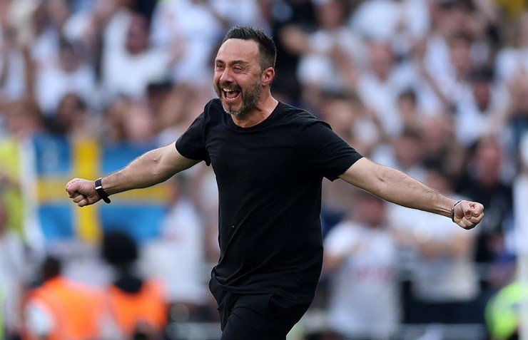 HLV De Zerbi chạy vào sân&nbsp;ăn mừng sau khi giúp&nbsp;Tottenham&nbsp;trụ hạng thành công