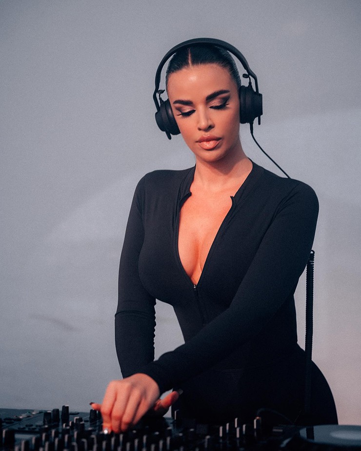 Mỹ nhân Croatia gây chú ý khi theo đuổi sự nghiệp DJ chuyên nghiệp