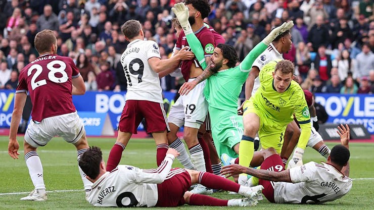 Tình huống VAR trước West Ham giúp Arsenal giữ được ngôi đầu bảng