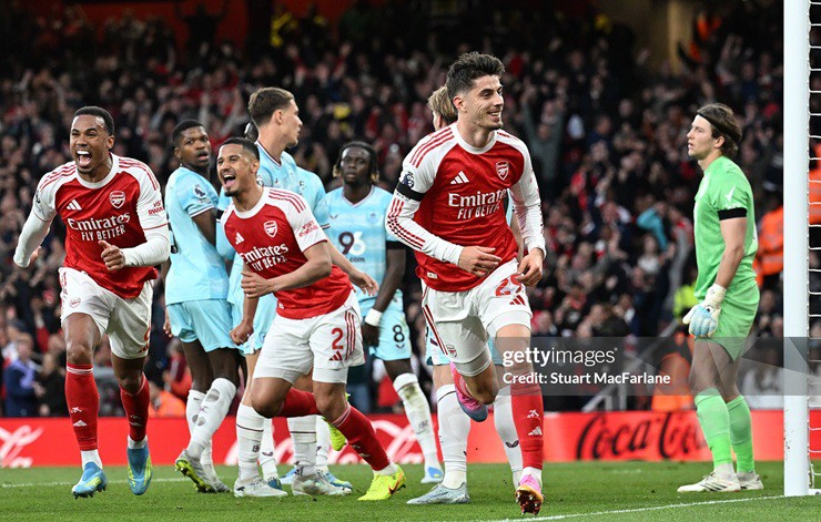 Arsenal thắng tối thiểu&nbsp;Burnley,&nbsp;qua đó tiếp tục gây áp lực lớn lên Man&nbsp;City trong cuộc đua vô địch