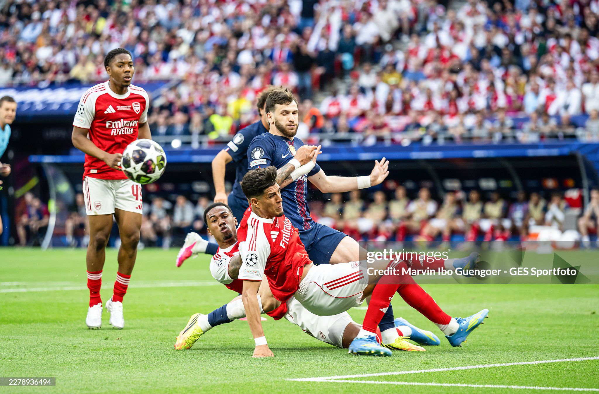 PSG (áo tím than) xuất sắc vượt qua Arsenal