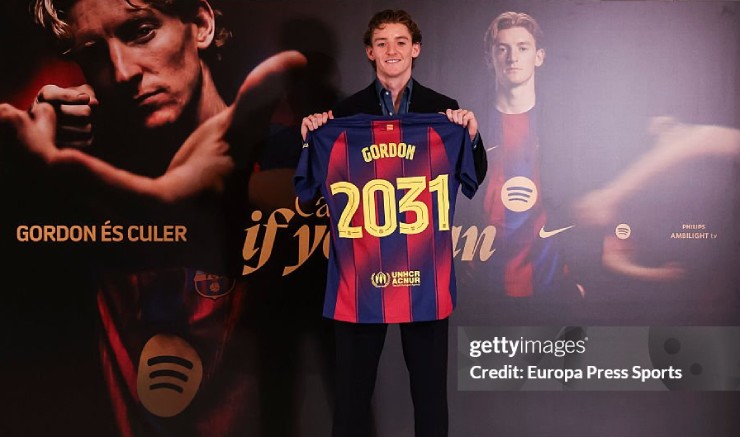 Anthony Gordon trong buổi lễ ra mắt Barcelona