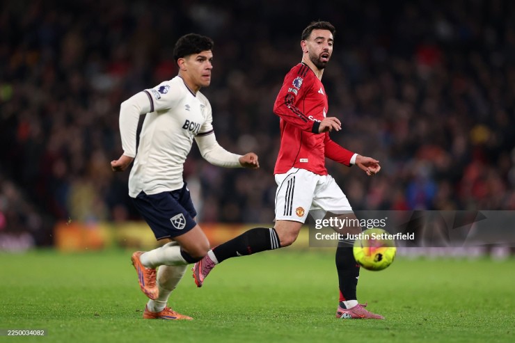 Mateus Fernandes tranh chấp với Bruno Fernandes