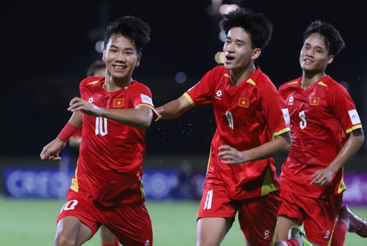 Chu Ngọc Nguyễn Lực (số 10) tỏa sáng với siêu phẩm sút phạt ở phút 41 giúp U17 Việt Nam gỡ hòa