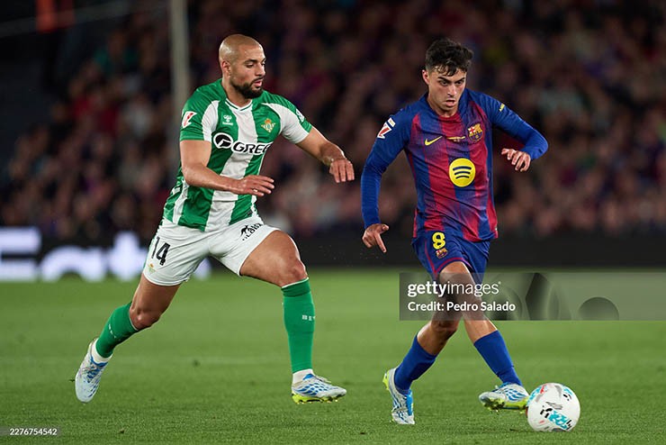 Barca (áo đỏ thẫm) giành chiến thắng thuyết phục
