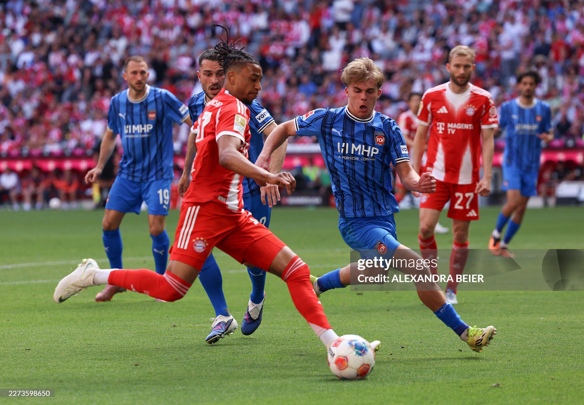 Trận đấu giữa Bayern Munich (áo đỏ) và Heidenheim diễn ra hấp dẫn