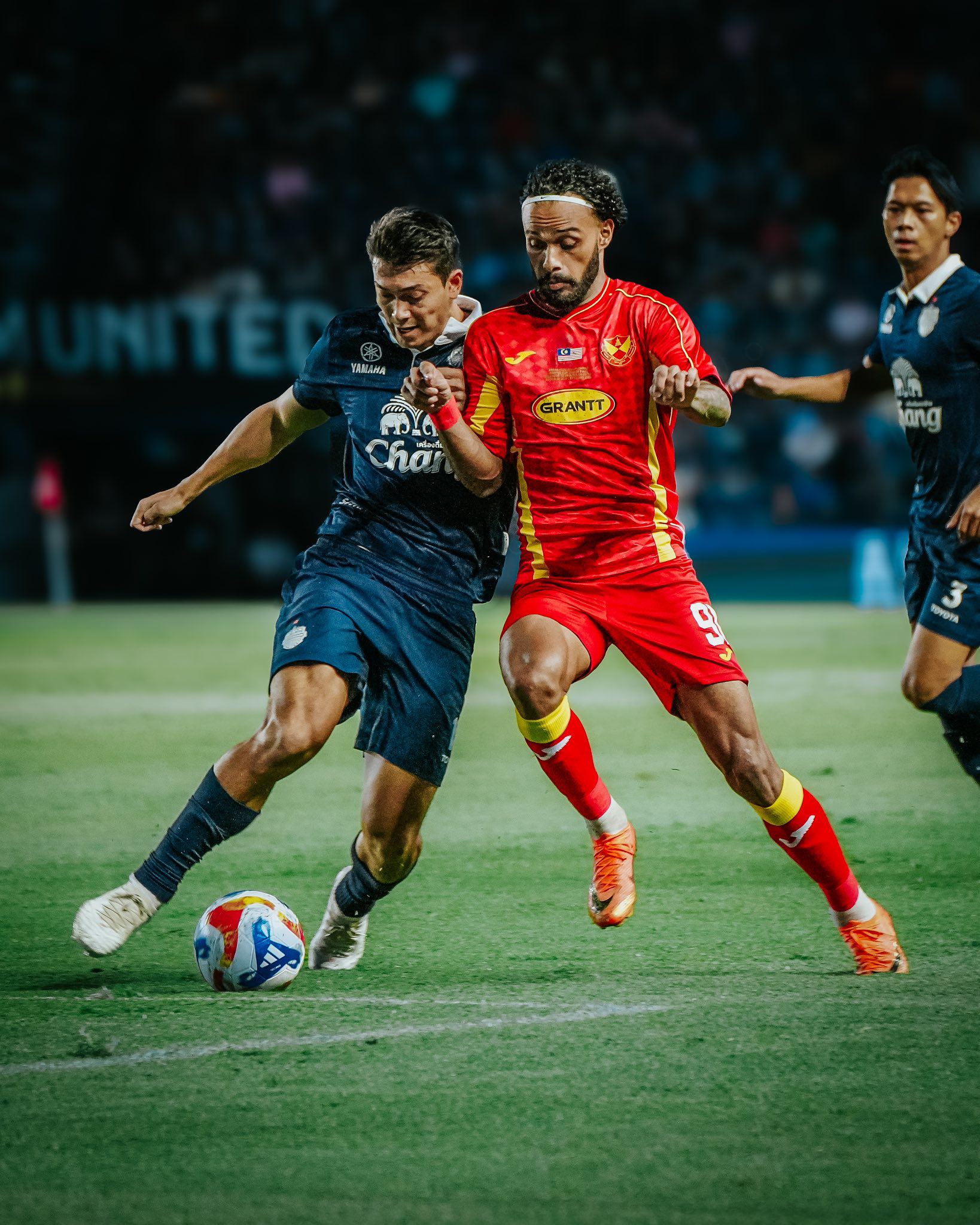 Selangor (áo đỏ) thi đấu nỗ lực trước Buriram