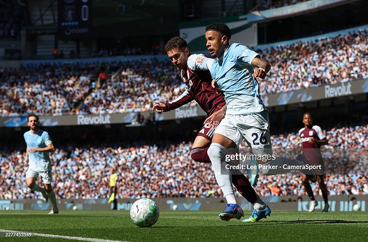 Man City (áo xanh) gặp nhiều khó khăn trước Aston Villa