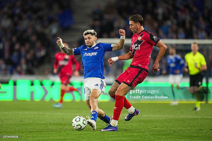 Vallecano (áo đỏ) xuất sắc giành vé vào chung kết