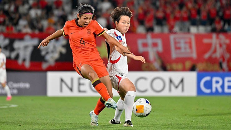 U17 nữ Trung Quốc (áo đỏ) và U17 nữ CHDCND Triều Tiên thi đấu nỗ lực