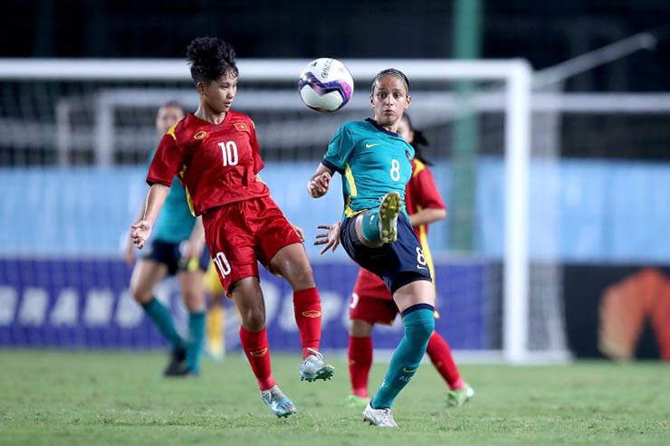 U17 nữ Việt Nam (áo đỏ) gặp nhiều khó khăn
