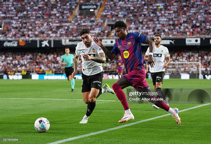 Barca (áo sẫm) thi đấu nỗ lực trước Valencia, dù đã đăng quang từ sớm