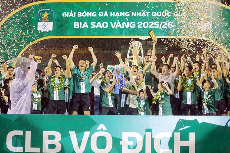 CLB Trường Tươi Đồng Nai nâng cúp vô địch giải hạng Nhất 2025/26.