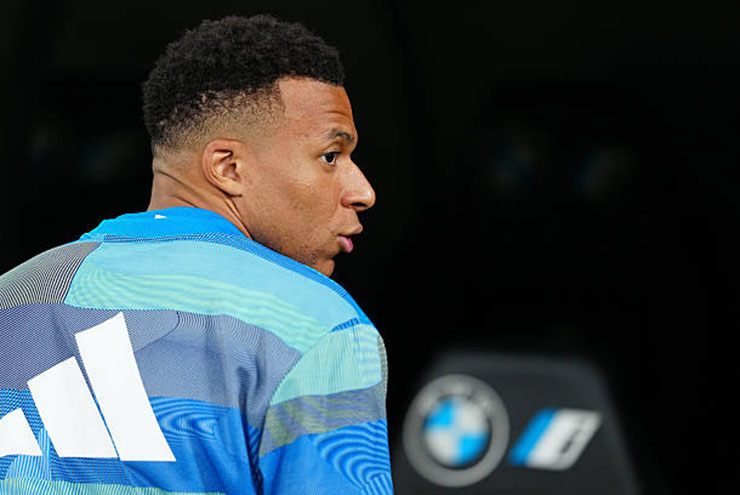 Mbappe không chỉ bị fan Real la ó mà còn bị công kích bởi báo giới Madrid