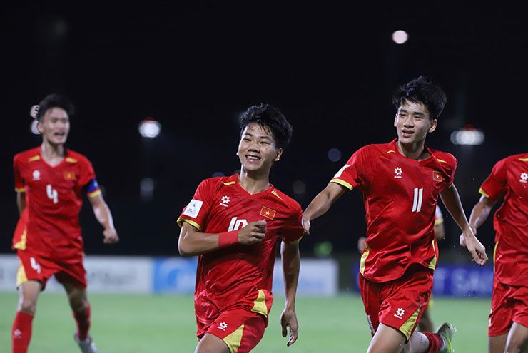 Nguyễn Lực mang lại bàn gỡ hòa quý giá cho U17 Việt Nam với cú sút phạt trái phá