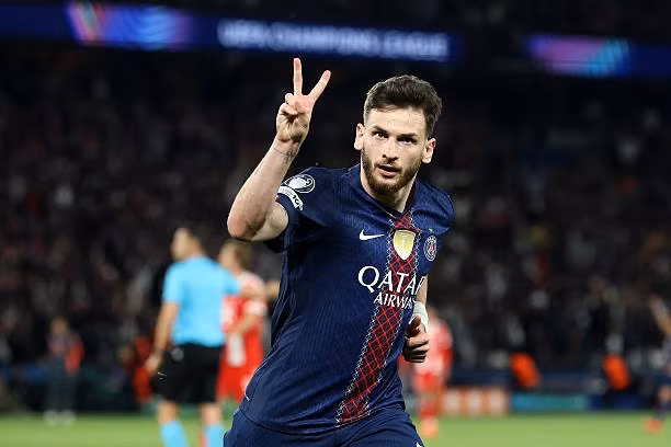 Kvaratskhelia hay nhất Champions League, thách thức danh hiệu Quả bóng Vàng - 1