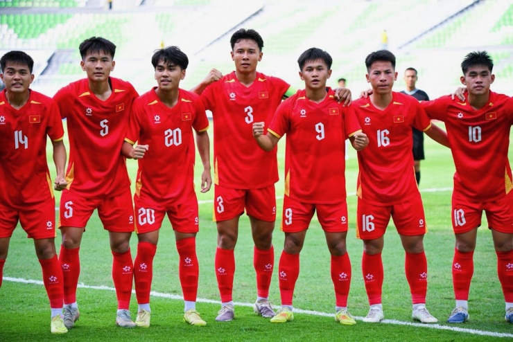 Công Hậu (9) ghi 3 bàn trong chiến thắng của U19 Việt Nam. Ảnh: BTC