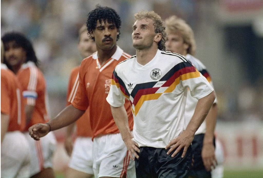 Lịch sử World Cup 1990: Pha 'phun mưa'của Rijkaard phơi bày mối 'thâm thù' Đức - Hà Lan - 3