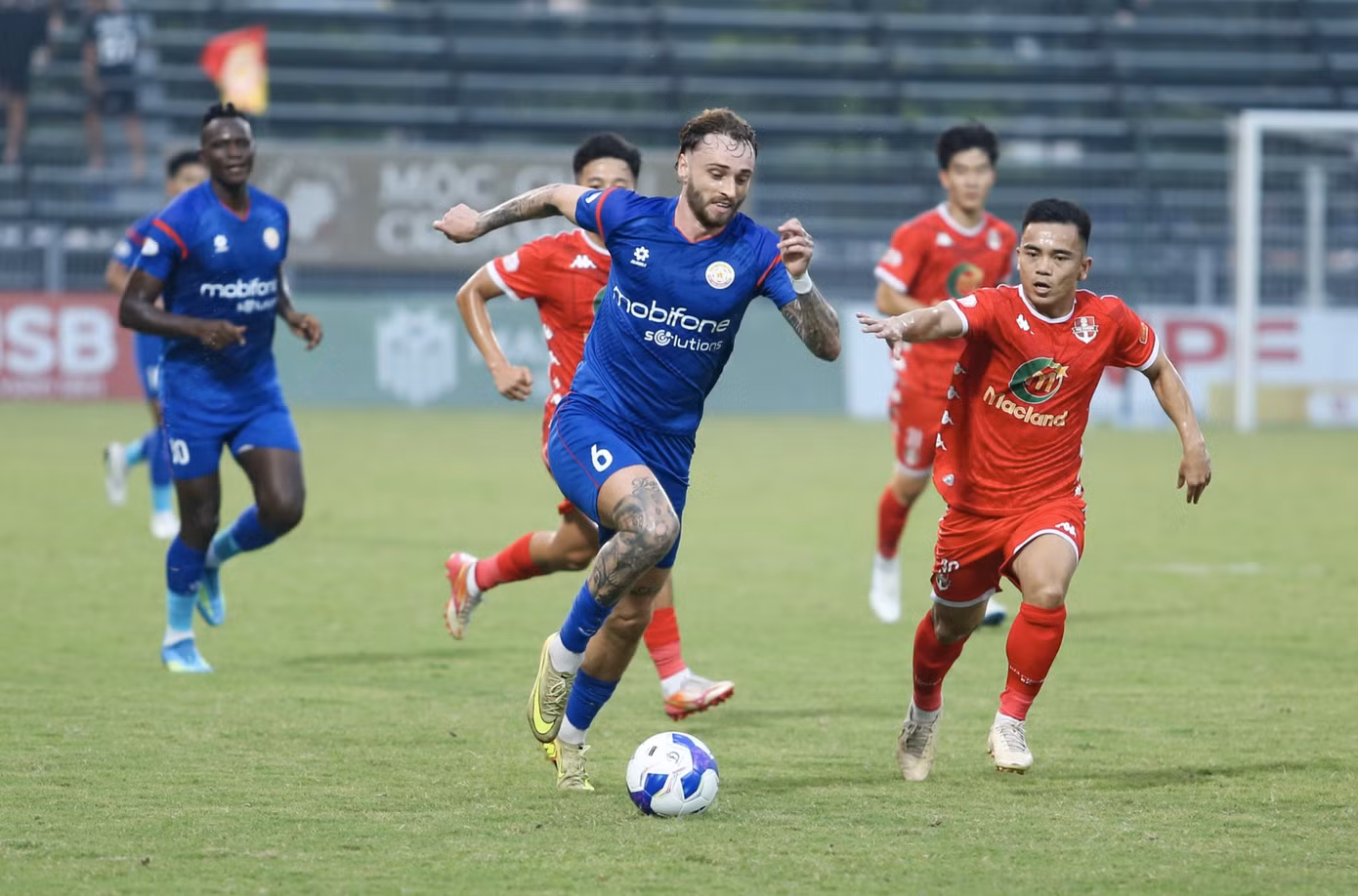 Đua trụ hạng V.League: Vì sao Becamex TPHCM bất lợi nhất? - 2