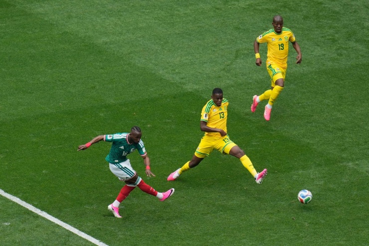 Julián Quiñones ghi bàn thắng đầu tiên tại World Cup 2026. Ảnh: AP.