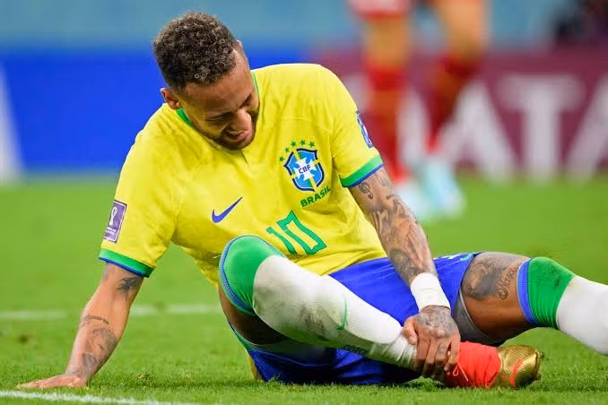 Neymar nghỉ hết vòng bảng World Cup, truyền thông Brazil dội ‘mưa chỉ trích’ lên Selecao - 2