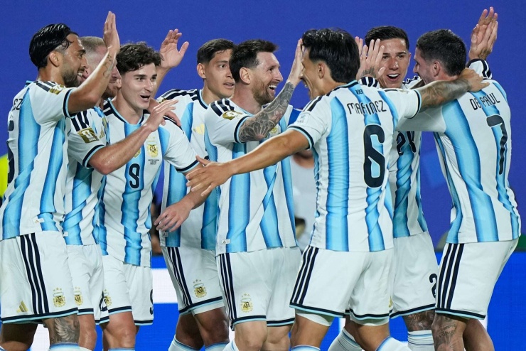 Về mặt lý thuyết, Messi có tầm ảnh hưởng bao quát hơn so với Ronaldo. Ảnh: AP