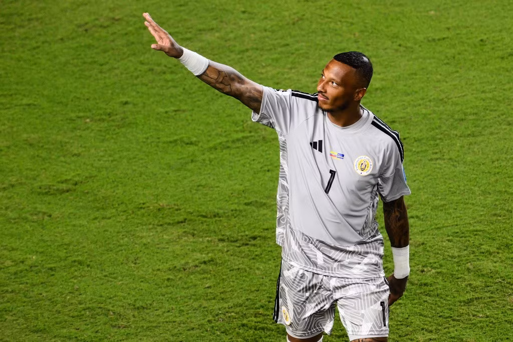 Thủ môn từng đối đầu Công Phượng, Quang Hải gây sốt World Cup