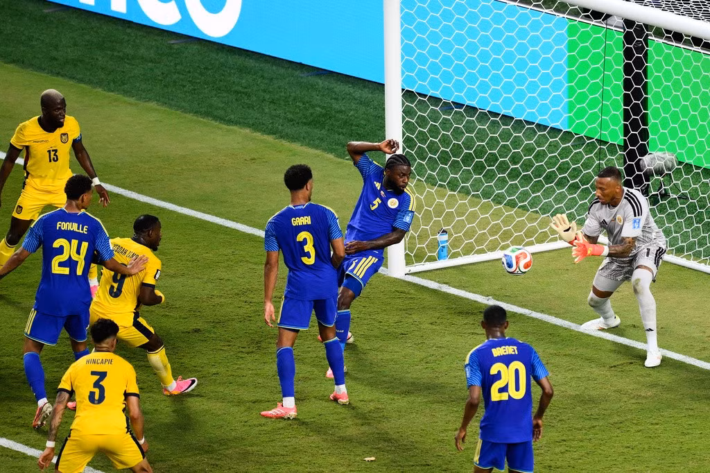 Thủ môn từng đối đầu Công Phượng, Quang Hải gây sốt World Cup - 2