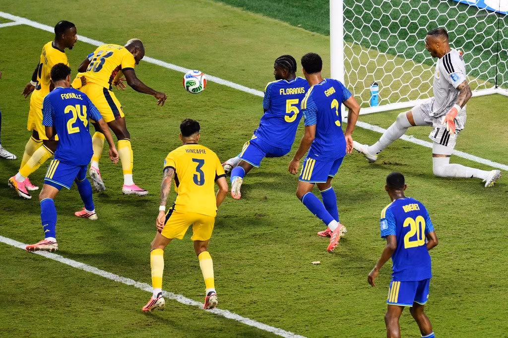 Thủ môn từng đối đầu Công Phượng, Quang Hải gây sốt World Cup - 5