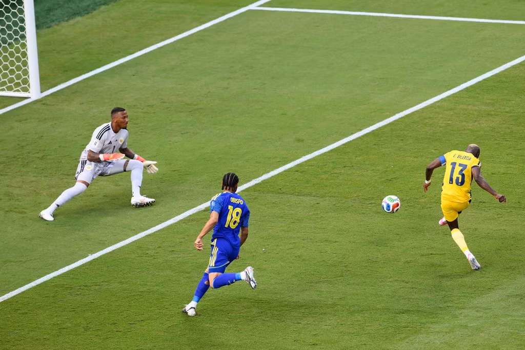 Thủ môn từng đối đầu Công Phượng, Quang Hải gây sốt World Cup - 4