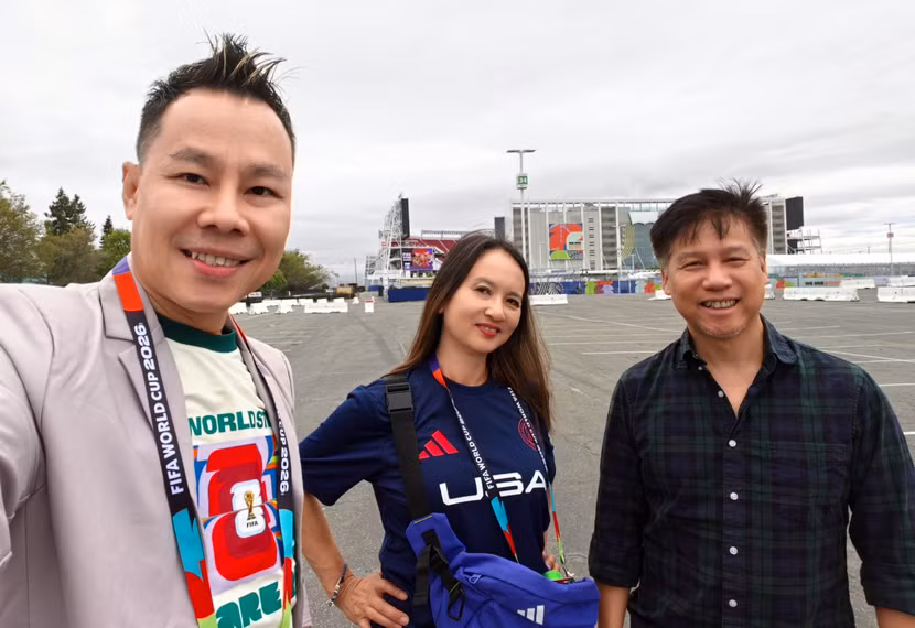 Nhà báo Trung Nghĩa cùng những người hâm mộ gốc Việt trước sân vận động San Francisco Bay Area, nơi diễn ra trận Mỹ - Bosnia &amp; Herzegovina của vòng hai