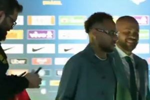 Tin mới nhất bóng đá chiều 2/6: Cảnh sát Brazil tranh thủ xin chữ ký của Neymar